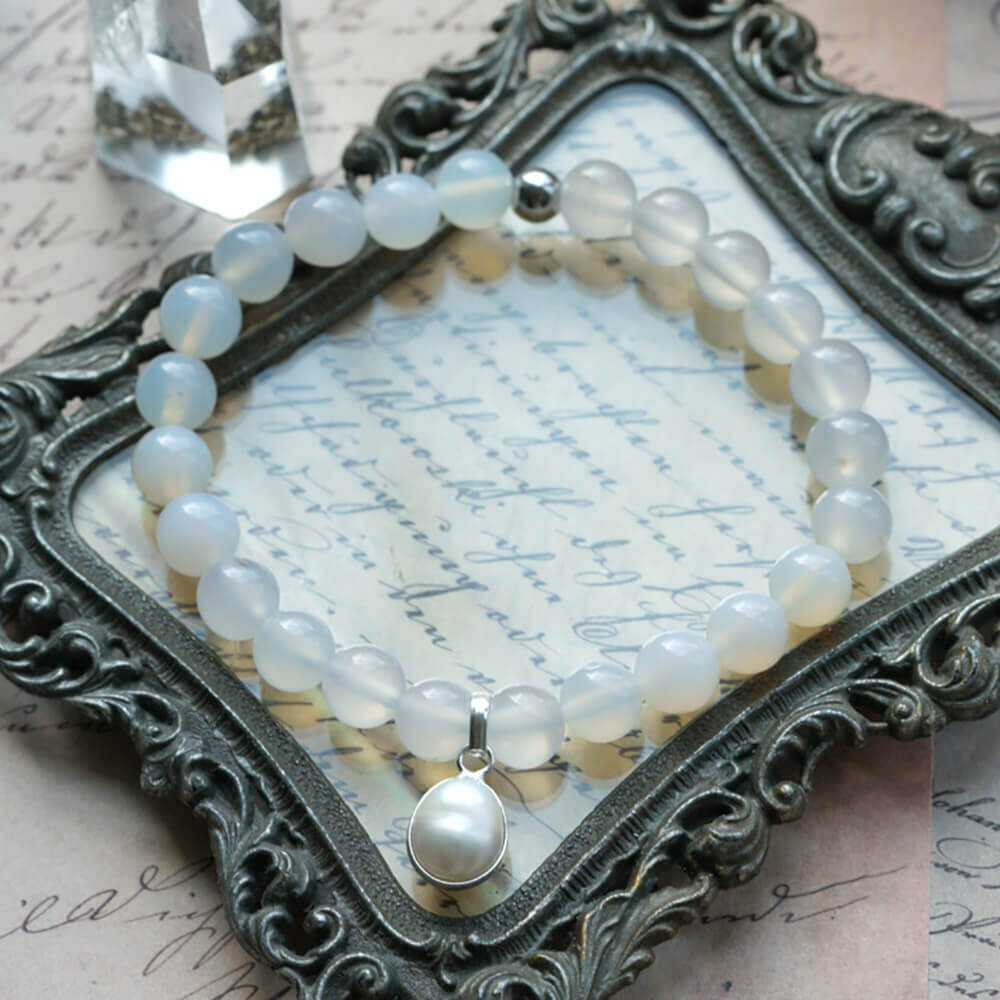 Balto agato ir gėlavandenio perlo apyrankė