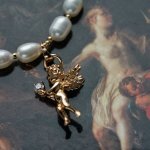 Perlų vėrinys su angelo pakabuku