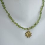 Peridoto vėrinys su OM simboliu