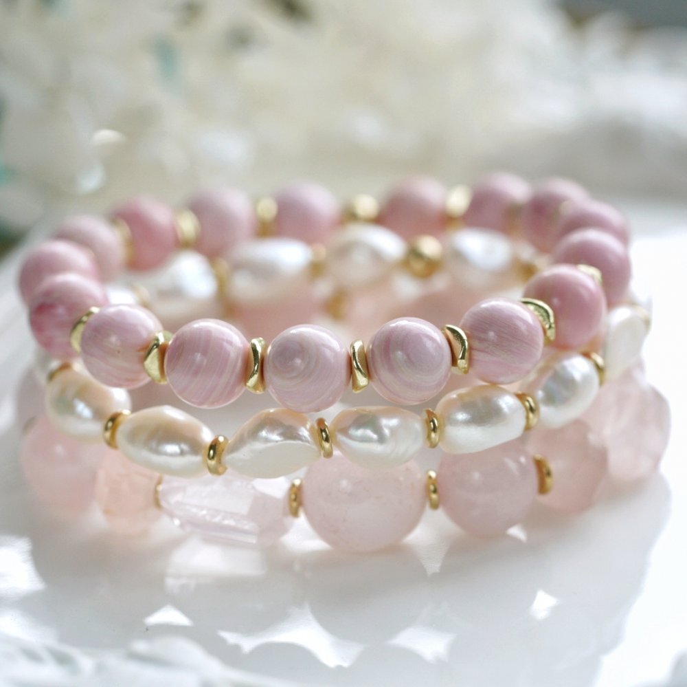 Kriauklės, perlų ir rožinio kvarco apyrankės