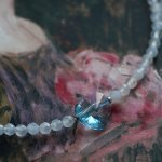 Melsvo chalcedono vėrinys su Swarovski širdele