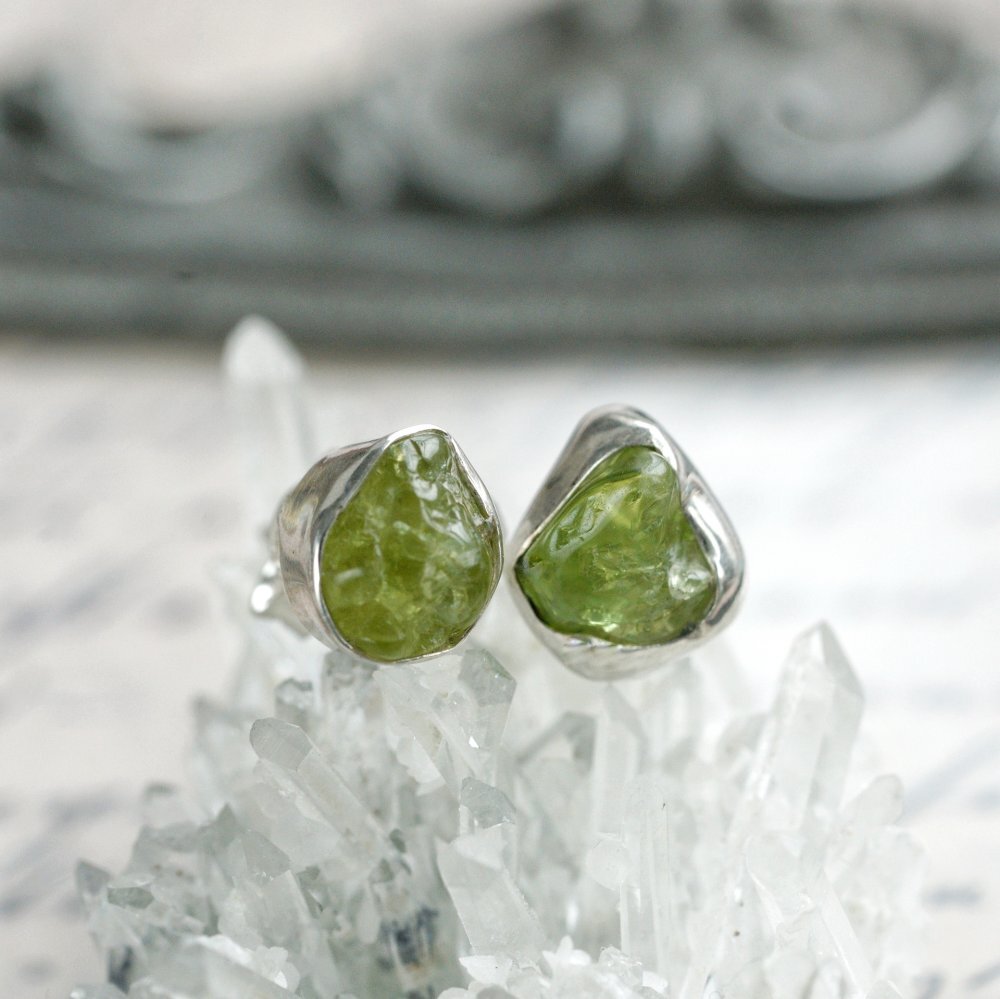 Peridotas, sidabriniai auskarai prie ausies