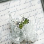 Peridotas, sidabriniai auskarai prie ausies