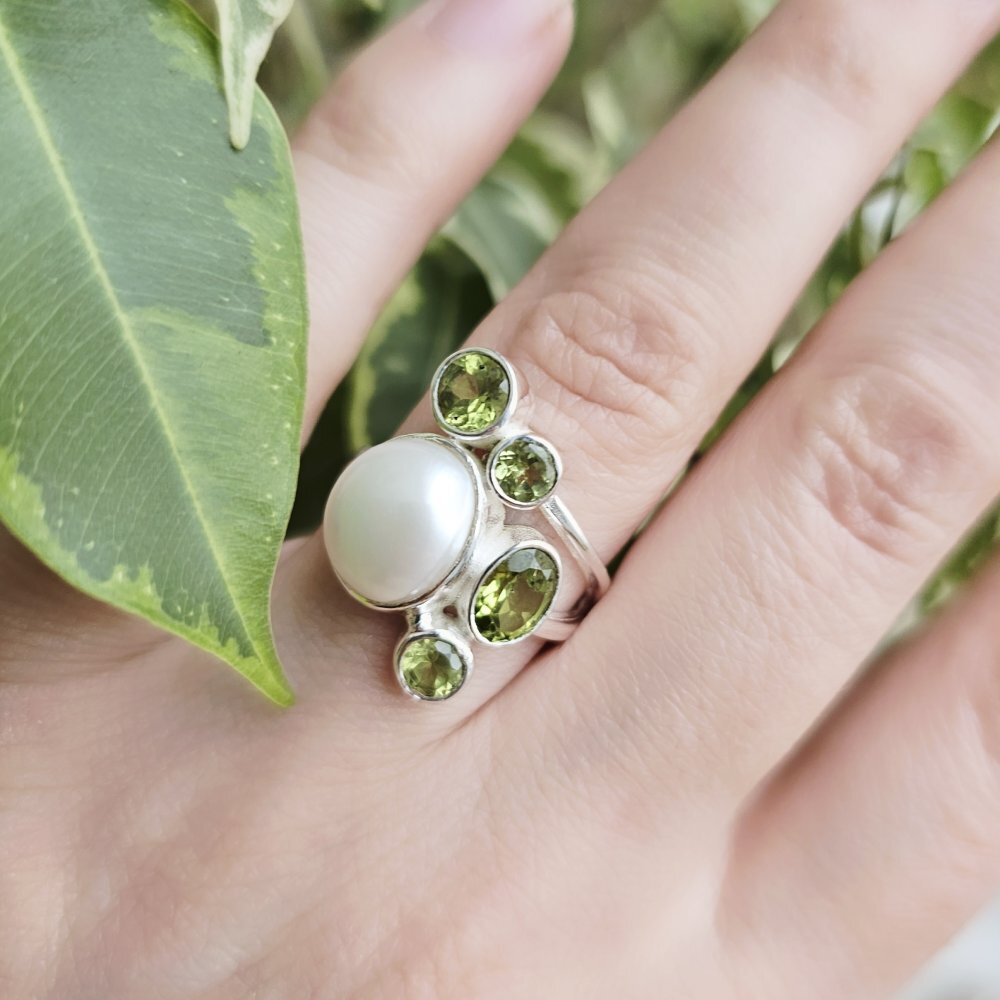 Sidabrinis Perlų ir peridoto žiedas, 17 dydis