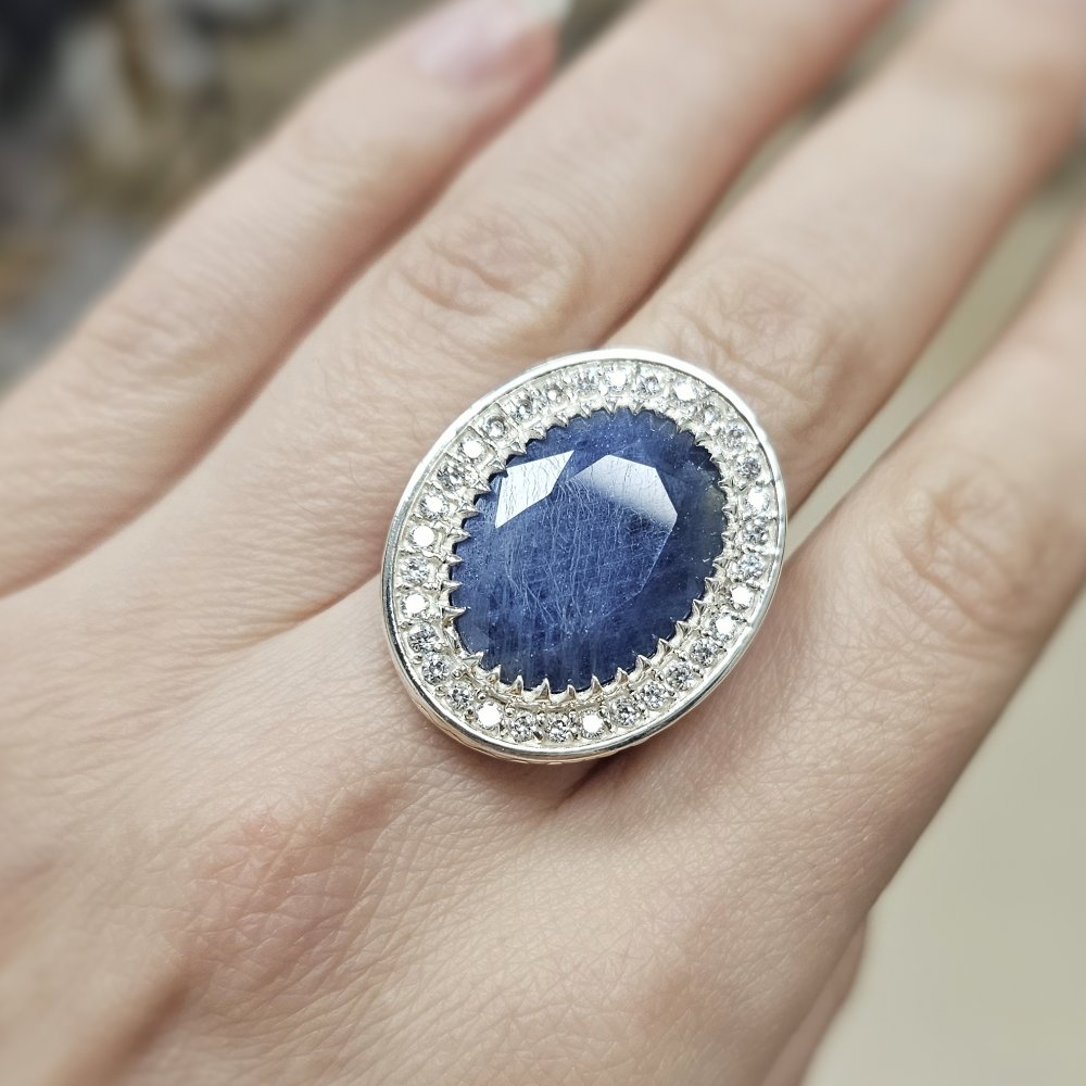 Mėlyno korundo sidabrinis žiedas su cirkoniais 18.5 dydis