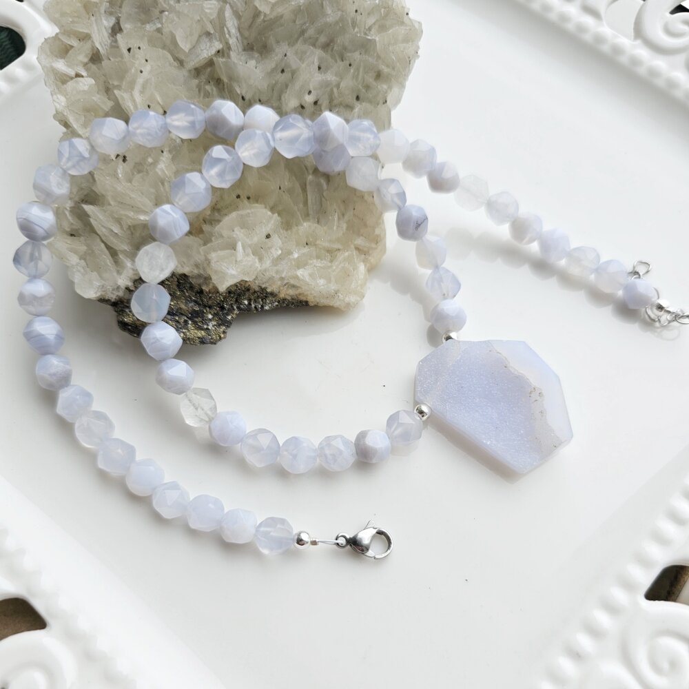 Melsvo chalcedono vėrinys