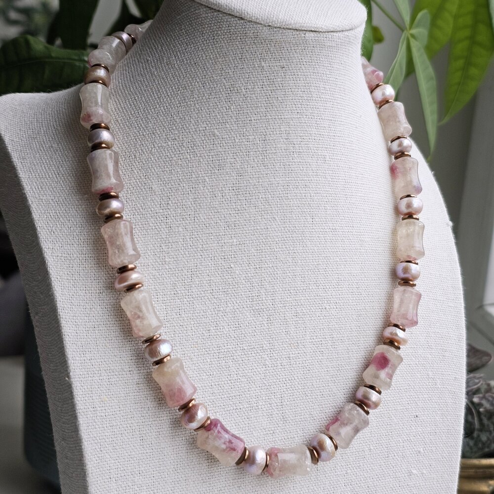 Perlų ir kvarco su rožiniu turmalinu ir lepidolitu vėrinys