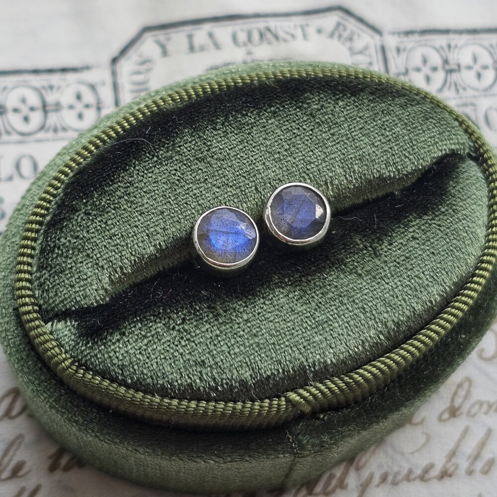 Sidabriniai labradorito auskarai prie ausies