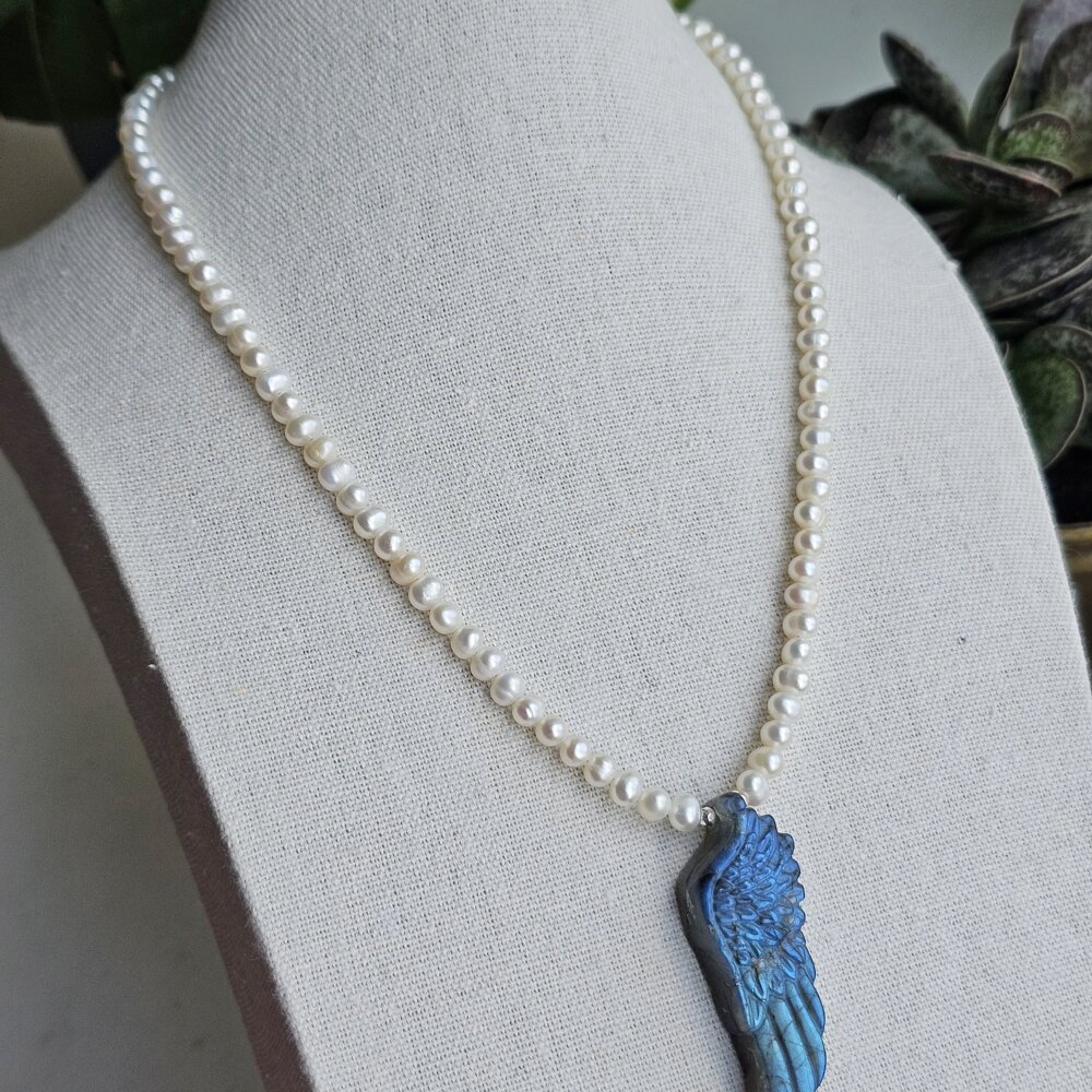 Perlų vėrinys su labradorito sparnu