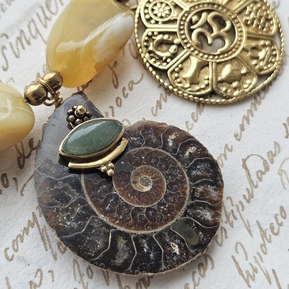 Vienetinis bohemiškas geltono opalo vėrinys.