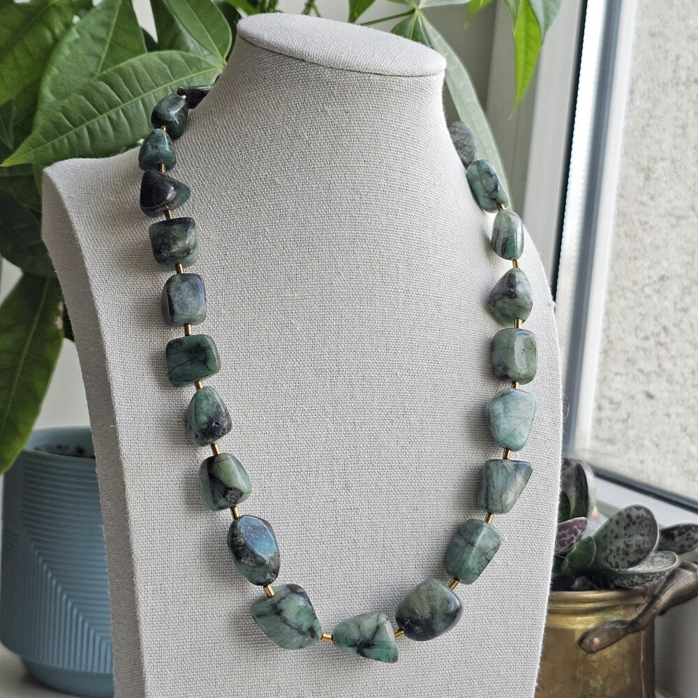 Žalio berilo smaragdo karoliai