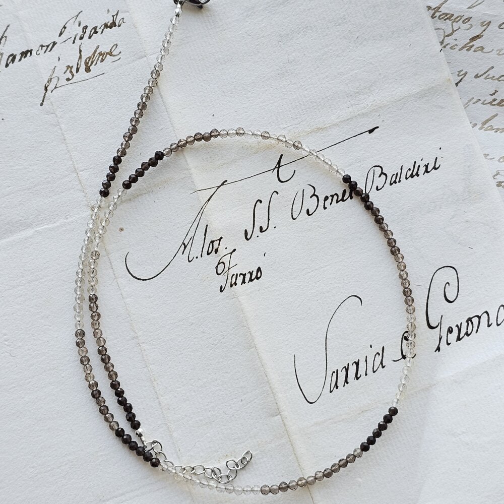 Smulkus dūminio kvarco vėrinys