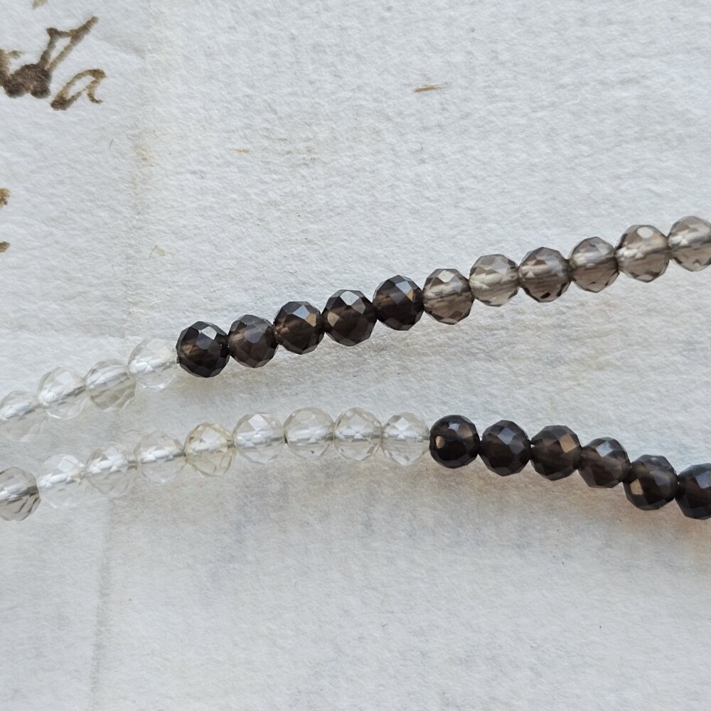 Smulkus dūminio kvarco vėrinys