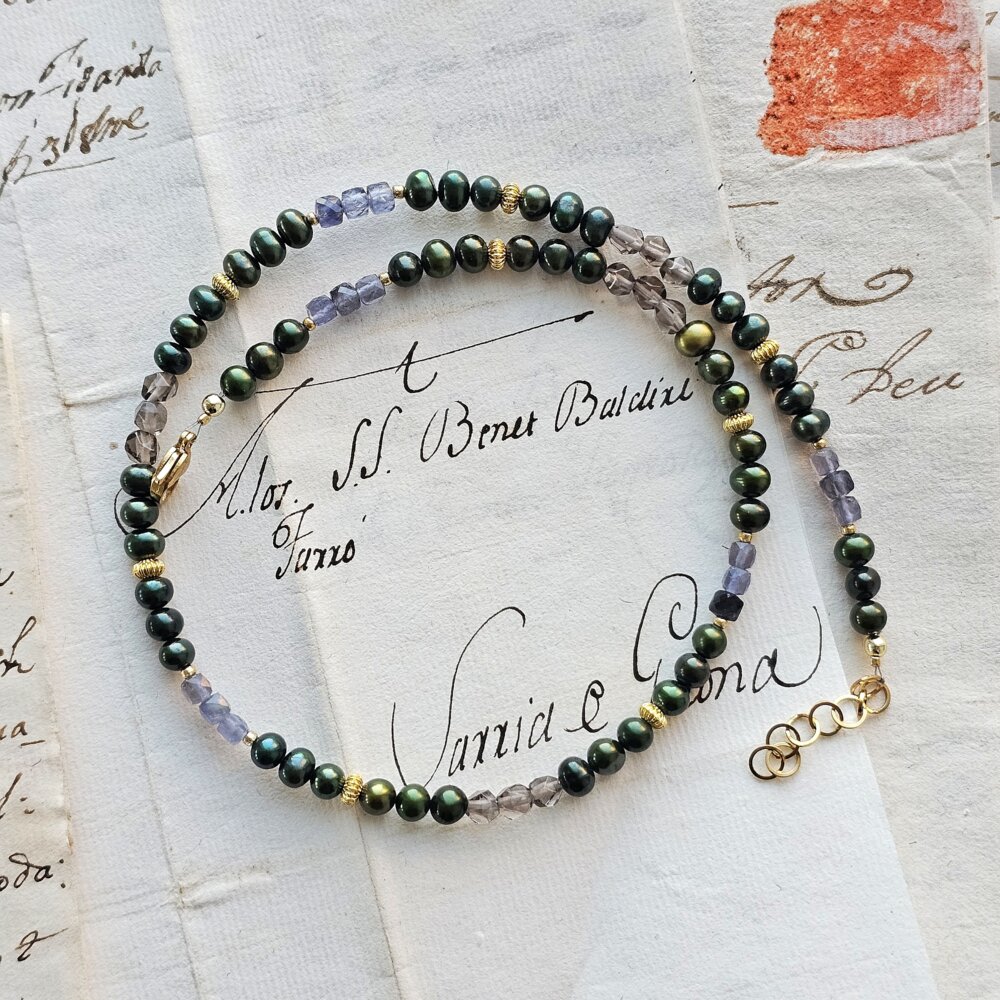 Stilingas tamsių perlų vėrinys