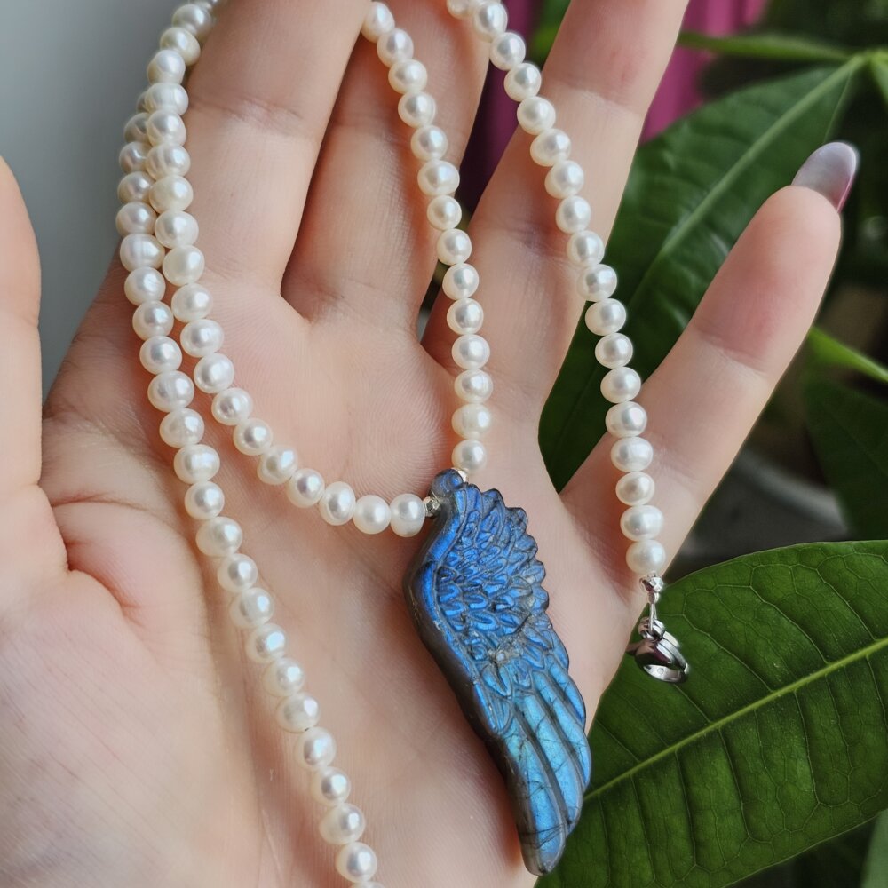 Perlų vėrinys su labradorito sparnu