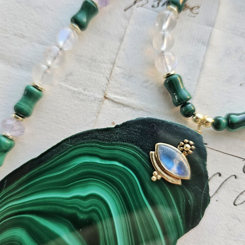 Vienetinis vėrinys iš malachito, mėnulio akmens ir ametisto