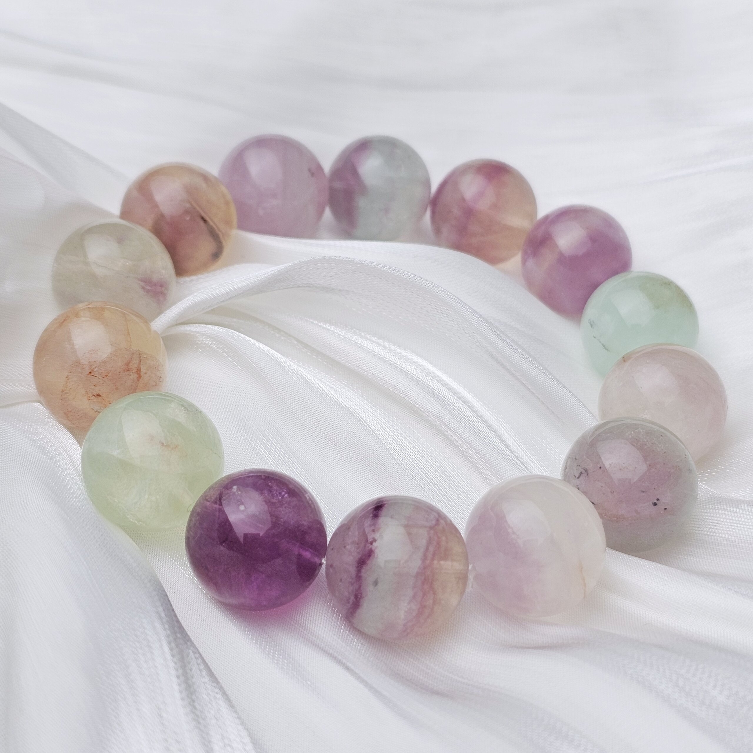 Masyvių fluoritų apyrankė