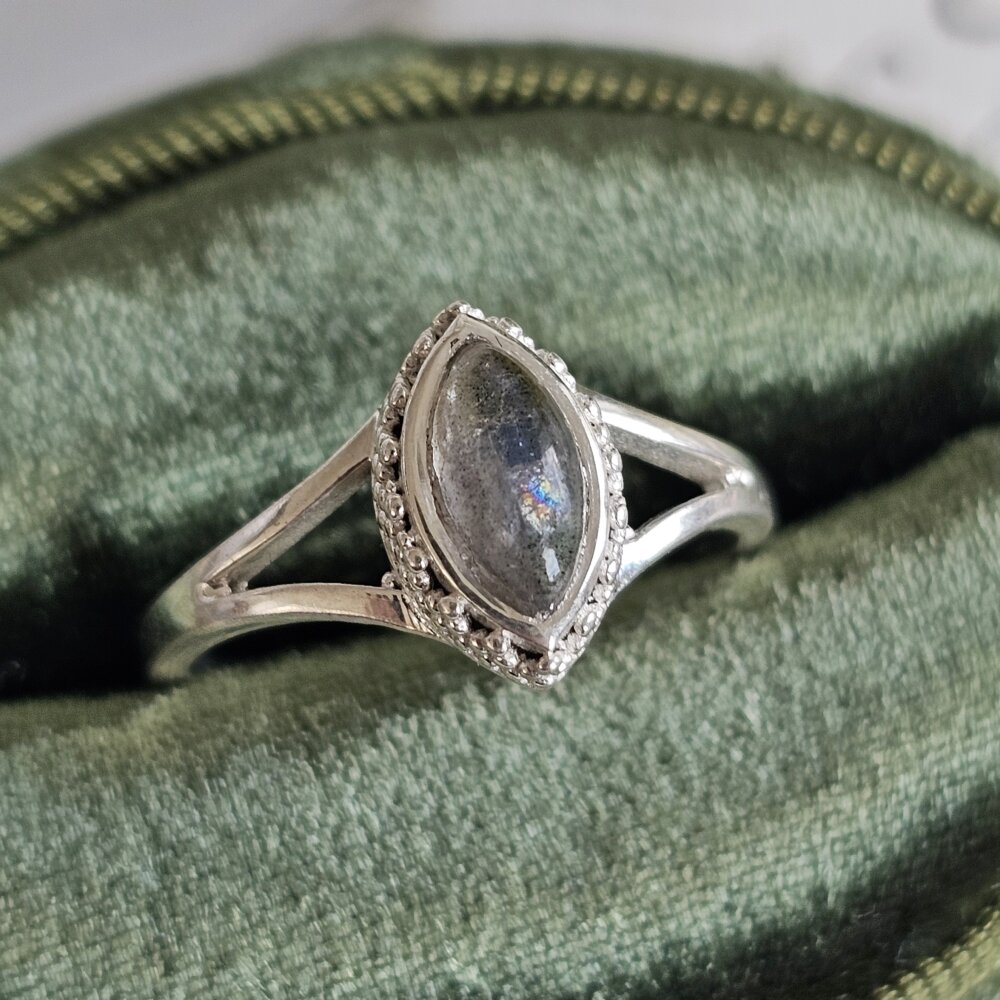 Sidabrinis labradorito žiedas, 17.5 dydis
