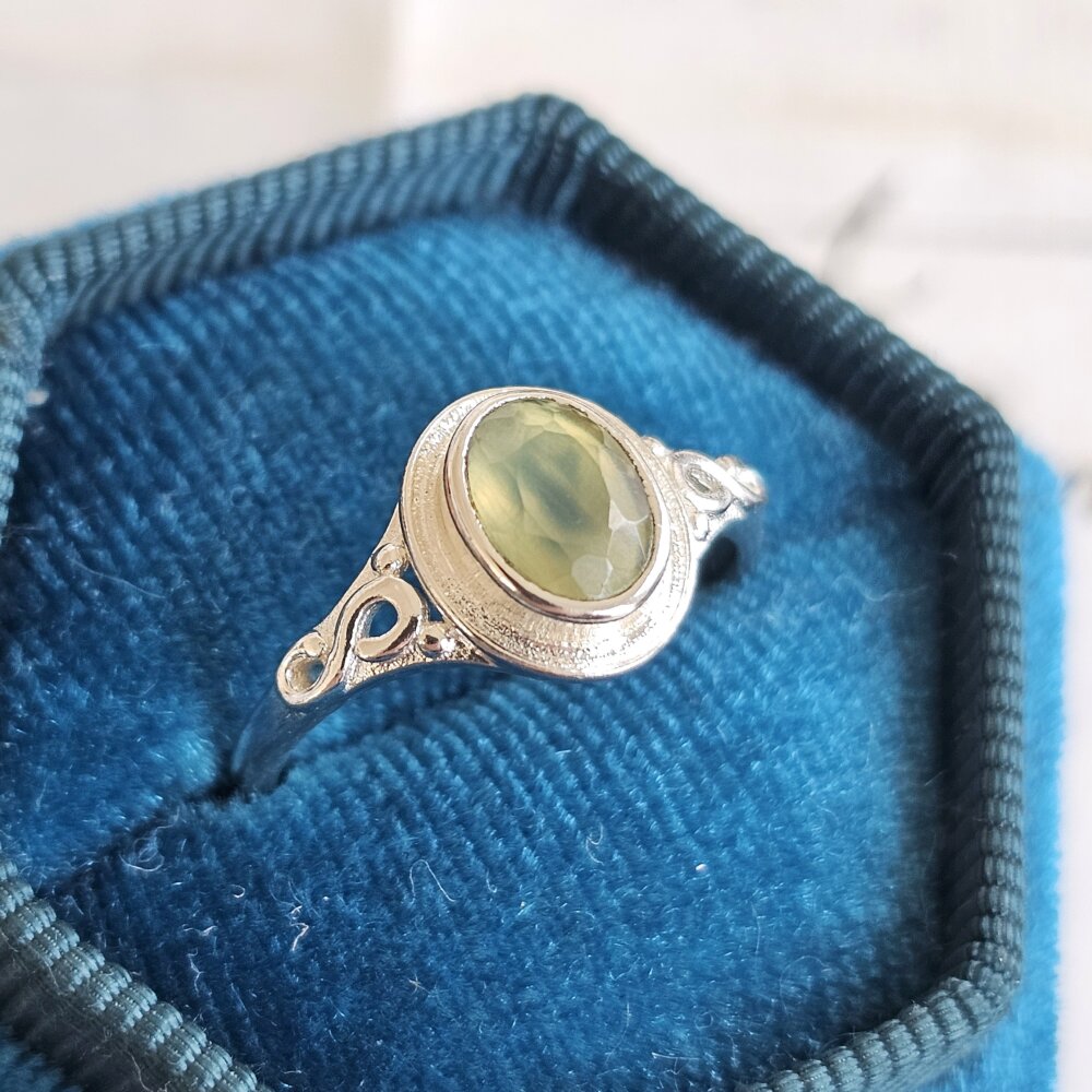 Sidabrinis prehnito žiedas, 17.7 dydis