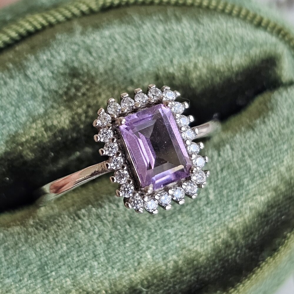 Sidarinis ametisto žiedas, dydis reguliuojasi