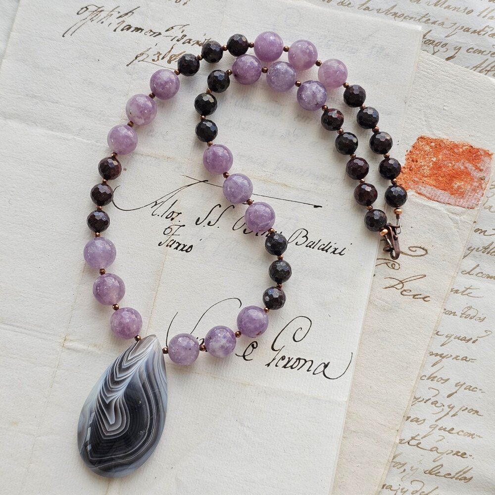 Vienetinis lepidolito, agato ir jaspio vėrinys