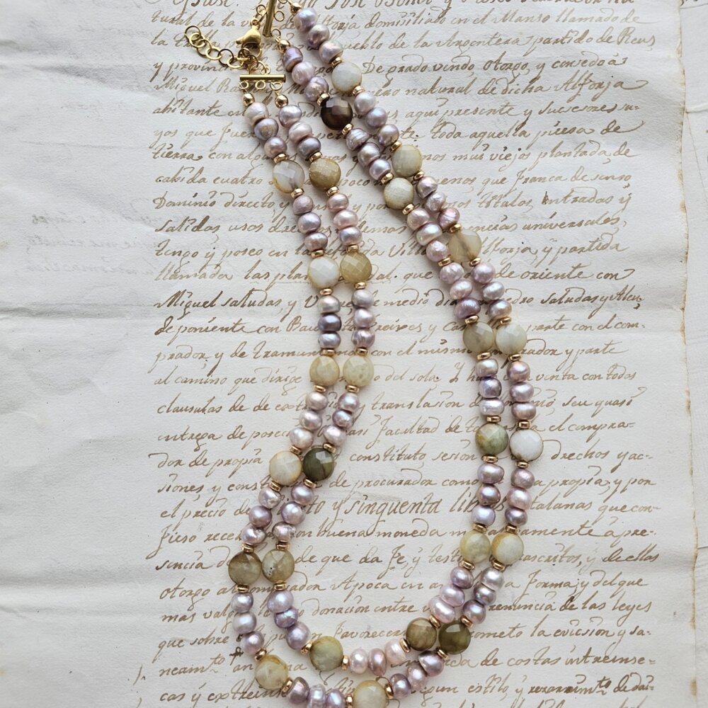 Puošnus dviejų eilių vėrinys iš perlų ir žadeito