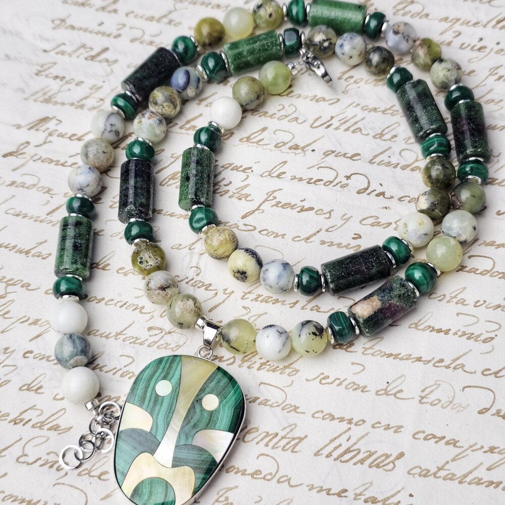 Vėrinys iš malachito, coizito, dendritinio opalo ir kriauklės