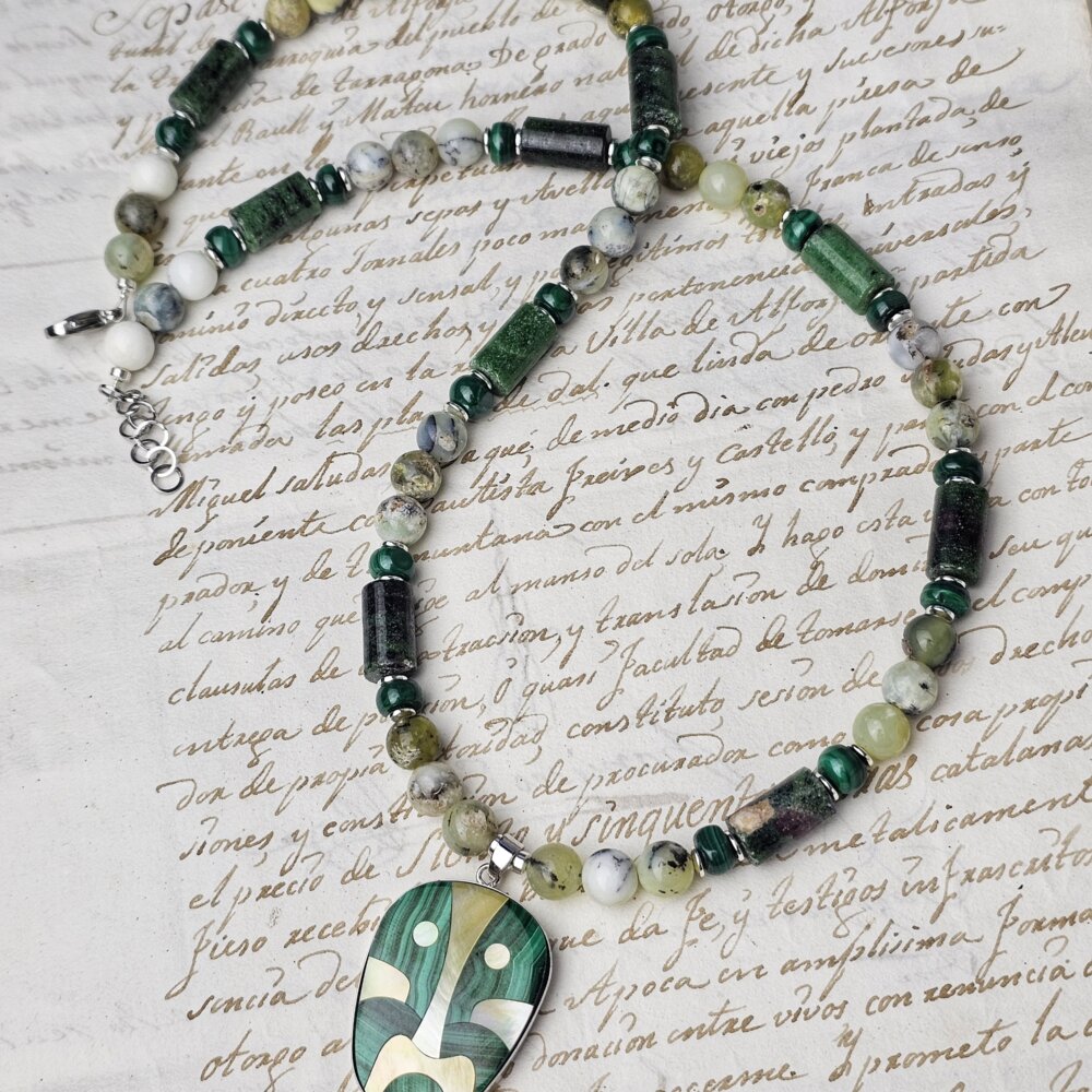 Vėrinys iš malachito, coizito, dendritinio opalo ir kriauklės