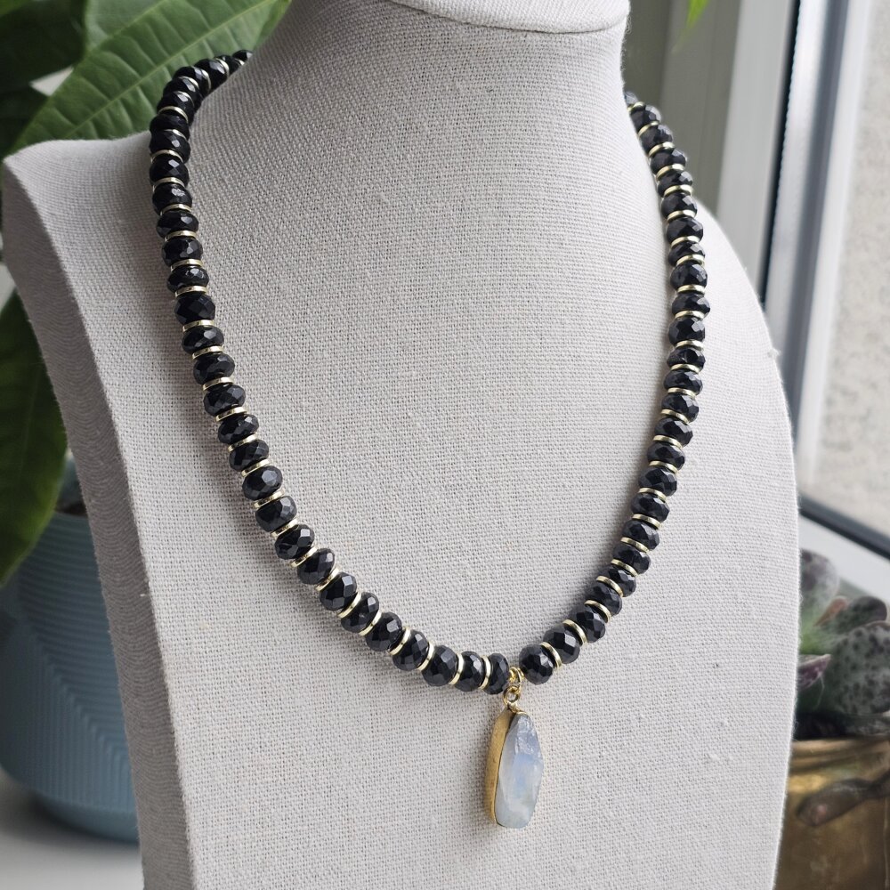 Šerlo ir mėnulio akmens vėrinys