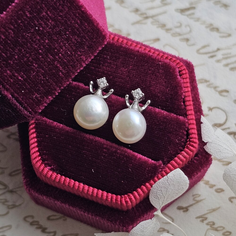 Perlų auskarai prie ausies