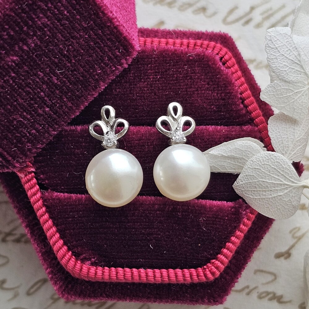 Perlų auskarai prie ausies