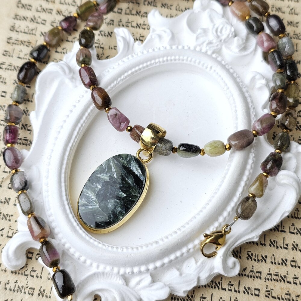 Vienetinis turmalino ir serafinito vėrinys