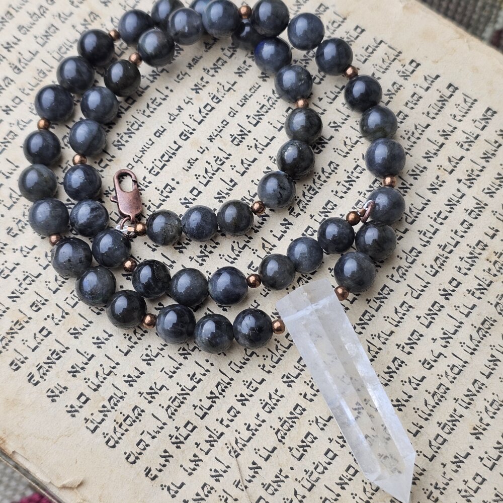 Tamsaus labradorito ir kalnų krištolo vėrinys