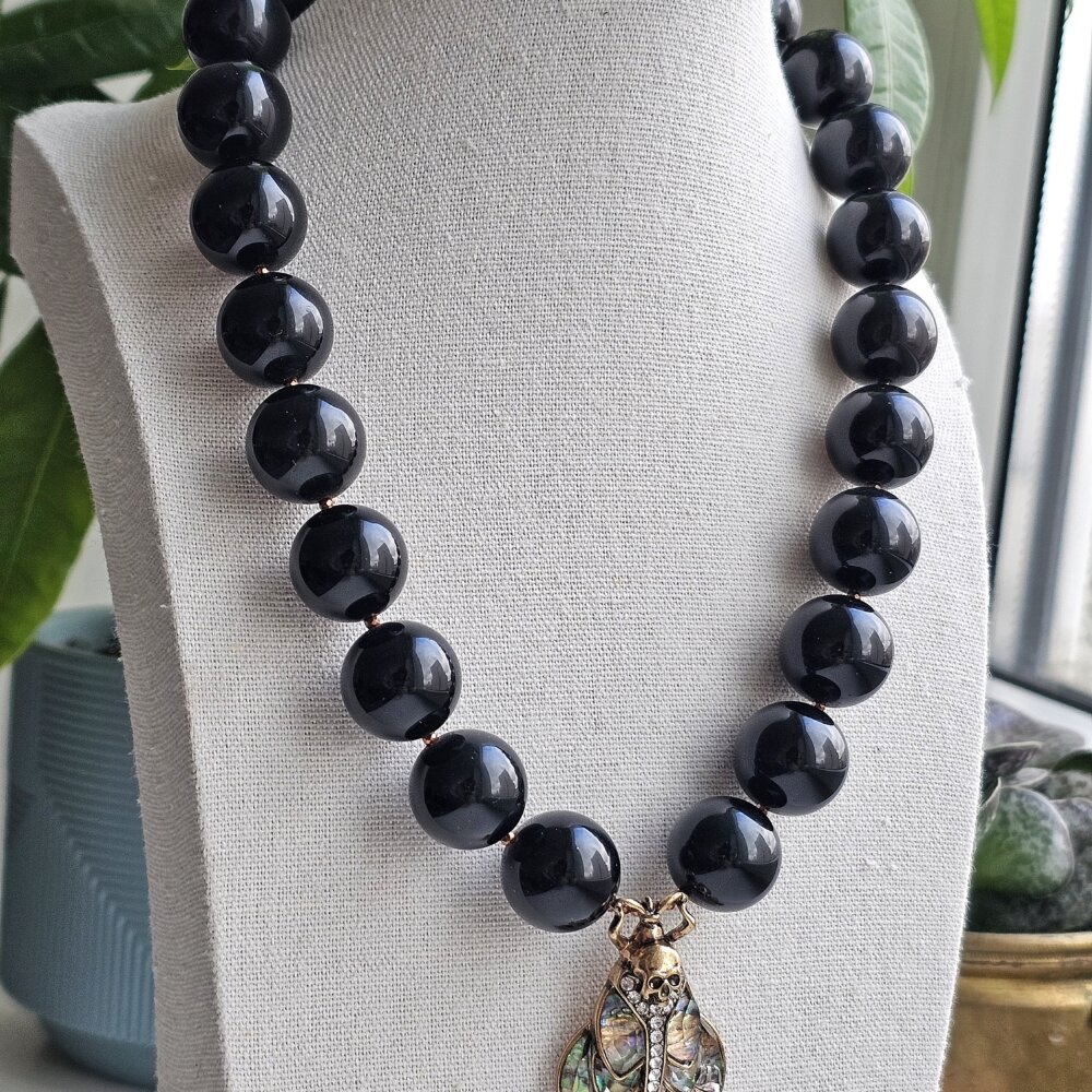 Masyvaus obsidiano karoliai