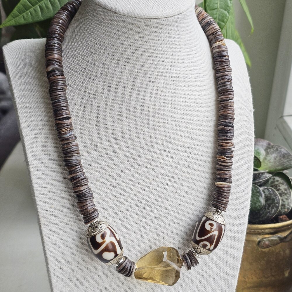 Vėrinys iš kriauklės ir masyvaus citrino