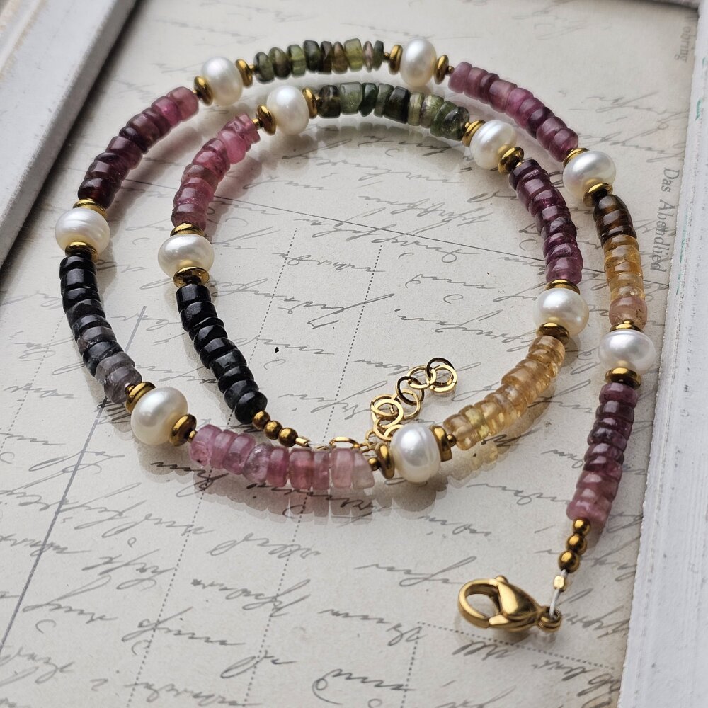 Spalvotų turmalinų ir perlų vėrinys