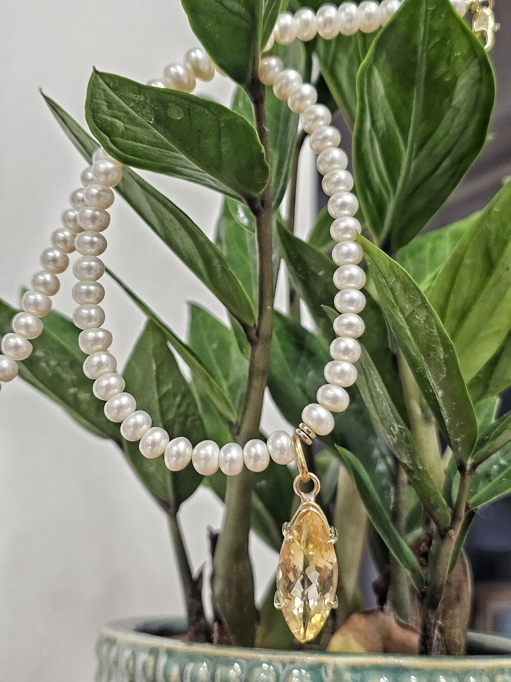 Gėlavandenių Perlų vėrinys su facetuoto citrino pakabuku