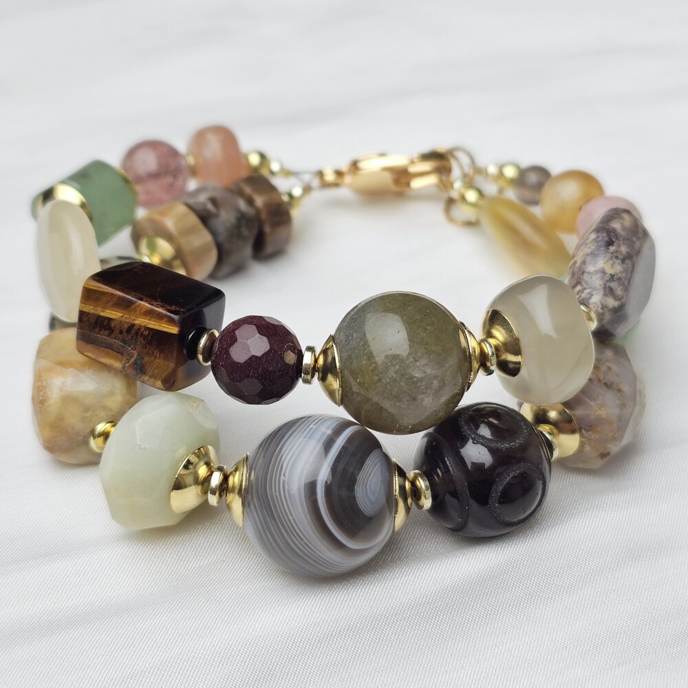 Vienetinė apyrankė iš įvairiausių akmenukų