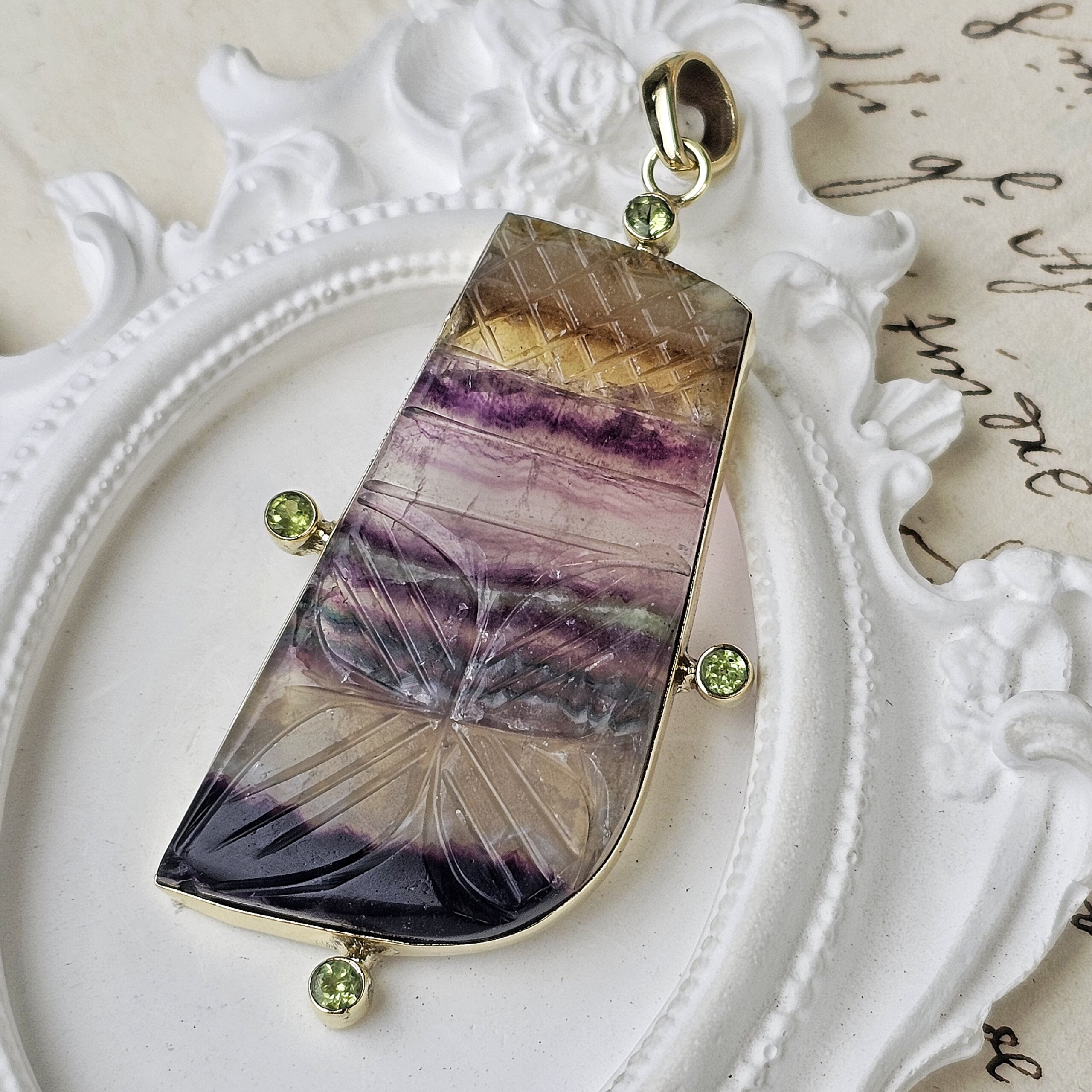 Masyvus fluorito ir peridoto pakabukas