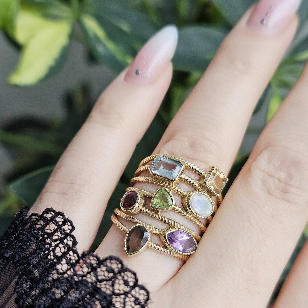 Įvairių akmenų žiedas