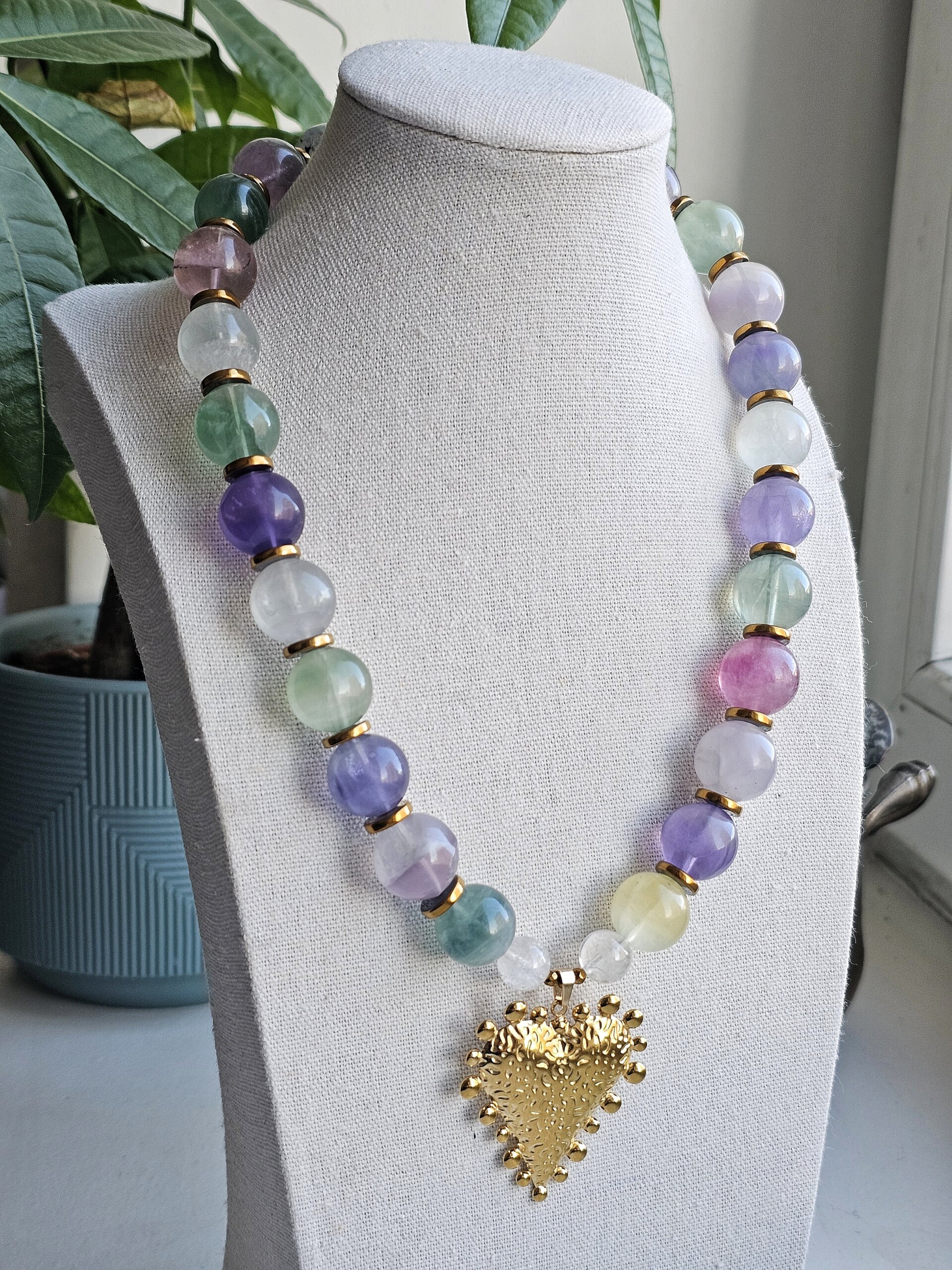 Spalvotų fluoritų ir kalnų krištolo vienetinis vėrinys