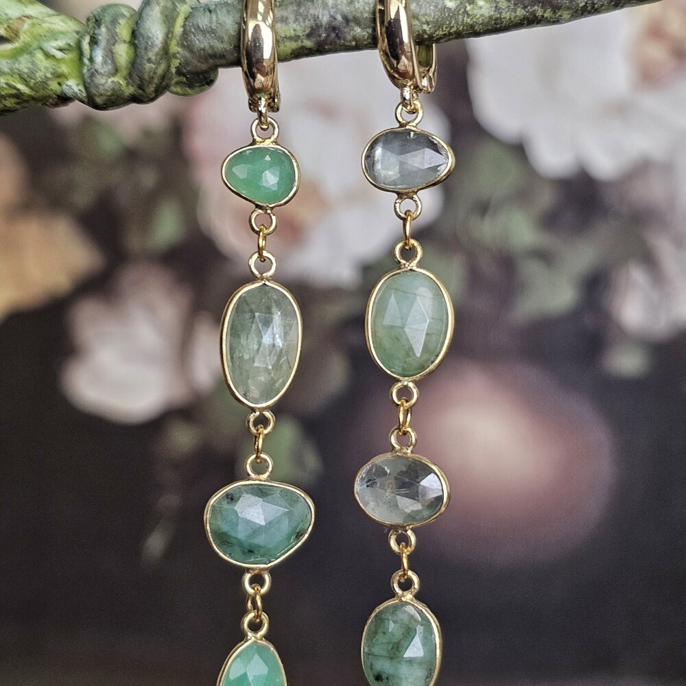 Vienetiniai žalių mineralų auskarai