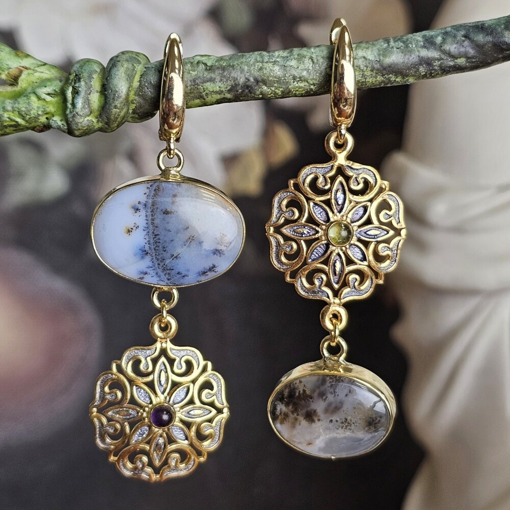 Vienetiniai asimetriški auskarai iš dendritinio agato, ametisto ir peridoto