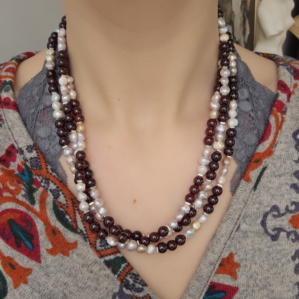 Trijų eilių perlų ir raudono granato vėrinys