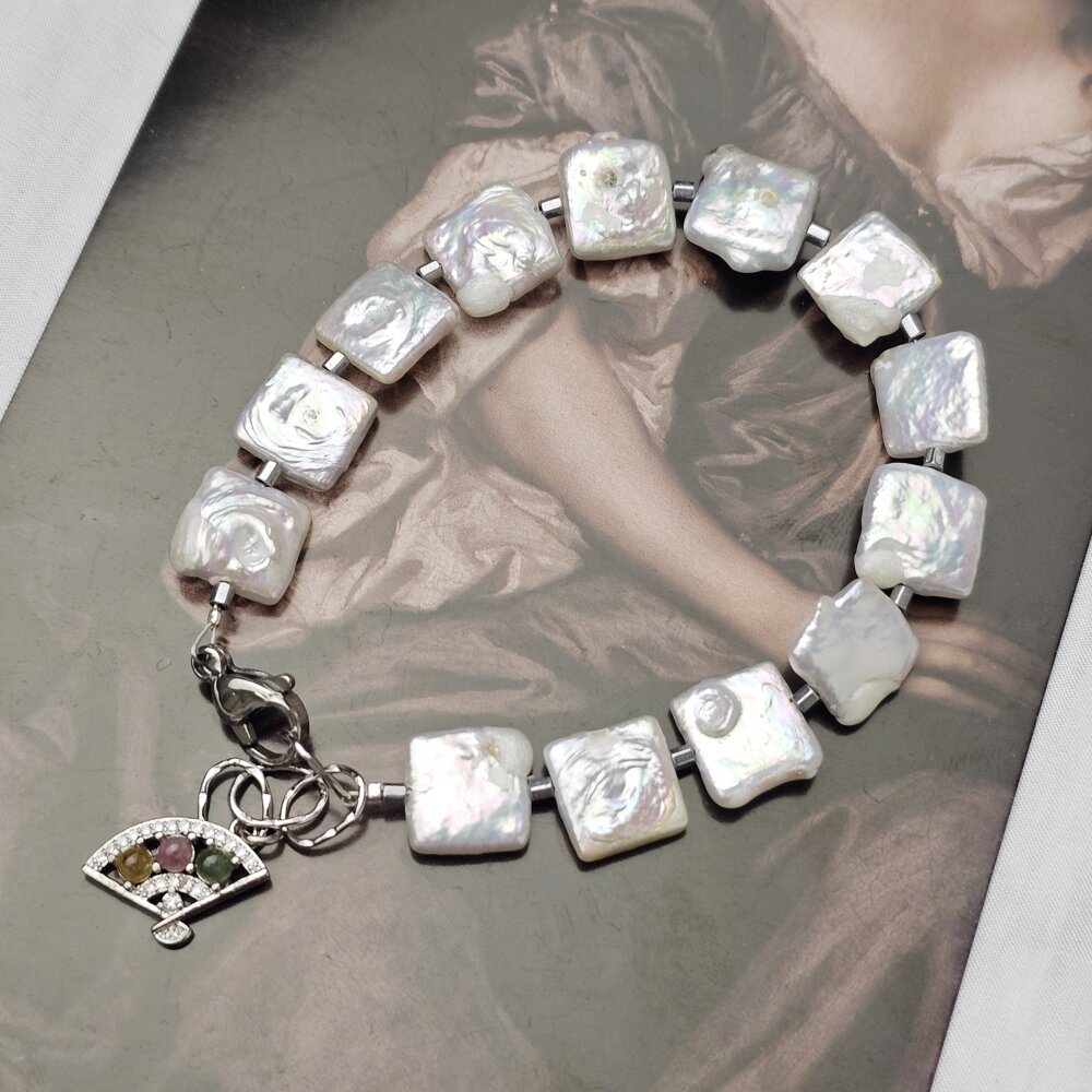 Perlų apyrankė su turmalinų pakabuku