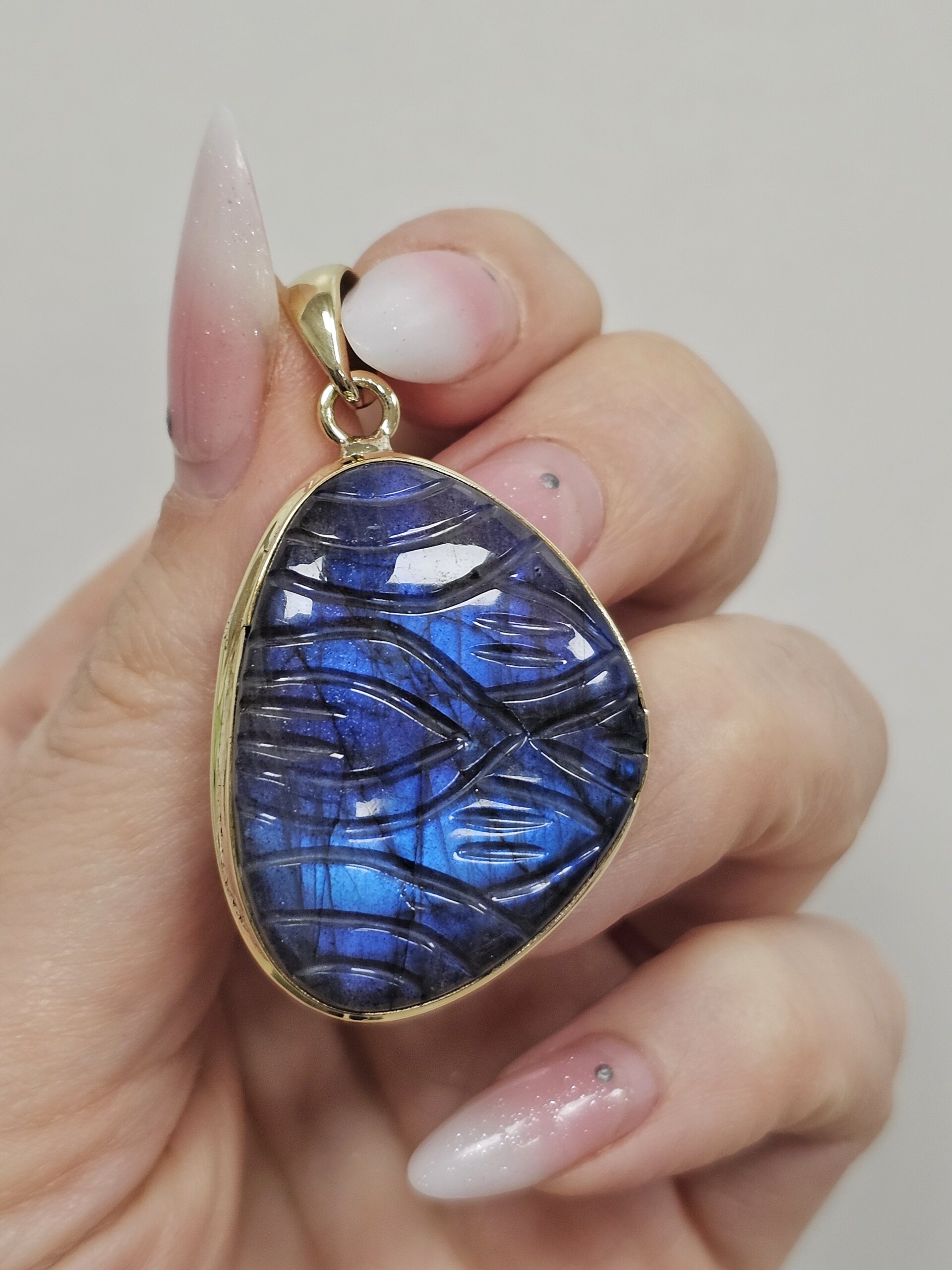 Labradorito pakabukas