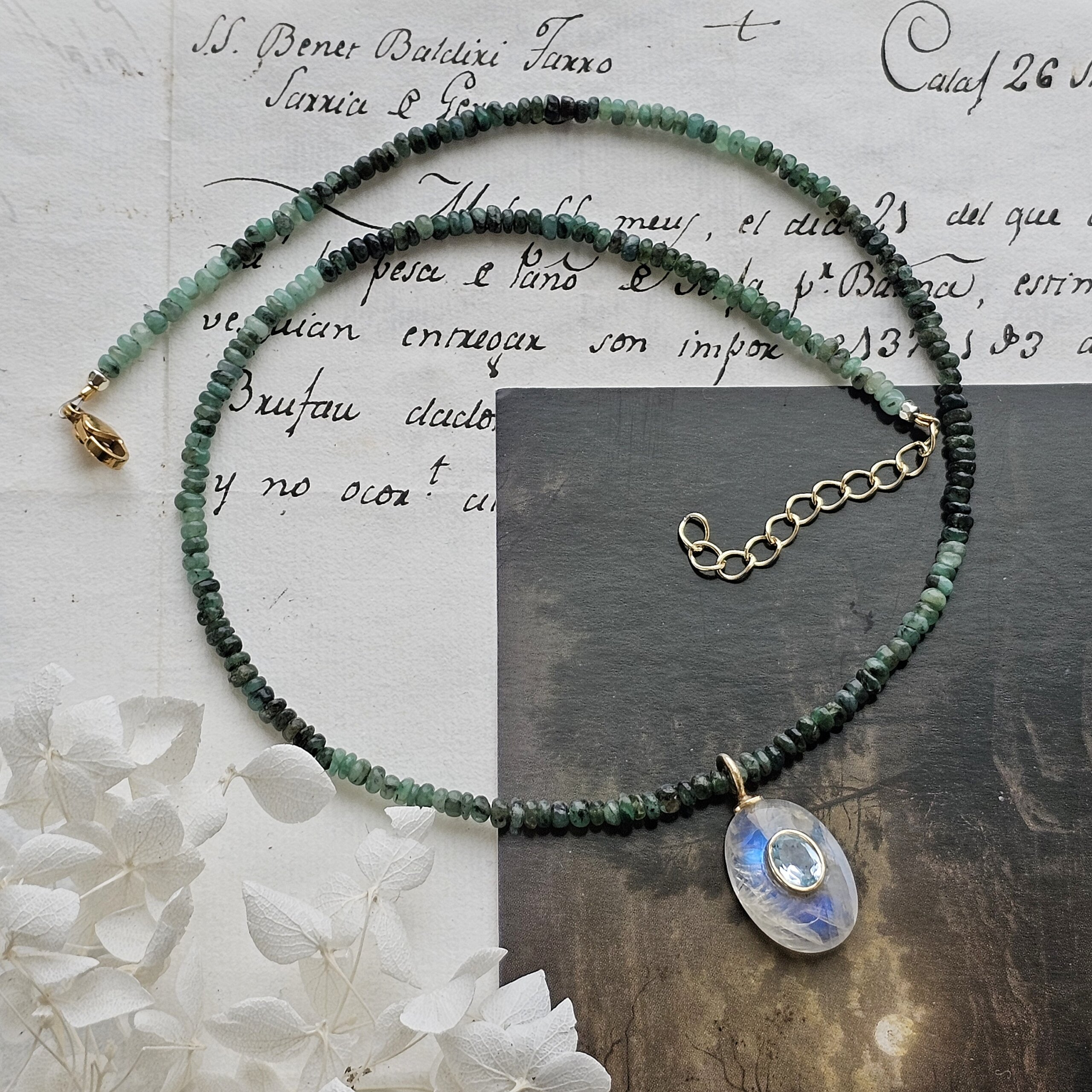 Žalio berilo vėrinys su mėnulio akmens ir topazo pakabuku