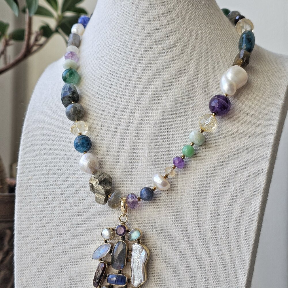 Vienetinis įvairių akmenukų vėrinys su pakabuku kuris nusiima