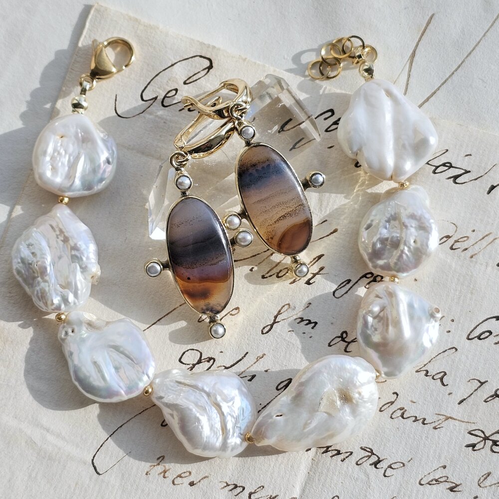 Perlų apyrankė ir agato su perlais auskarai