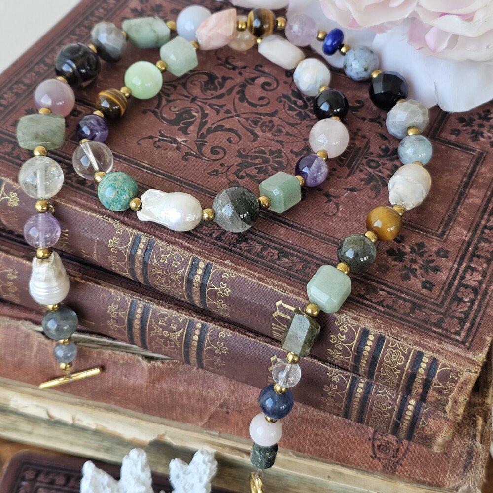 Įvairių akmenukų karoliai